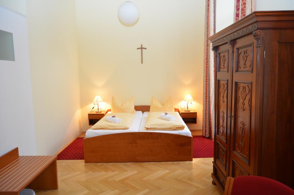 Gästehaus im Priesterseminar Salzburg Zimmer foto